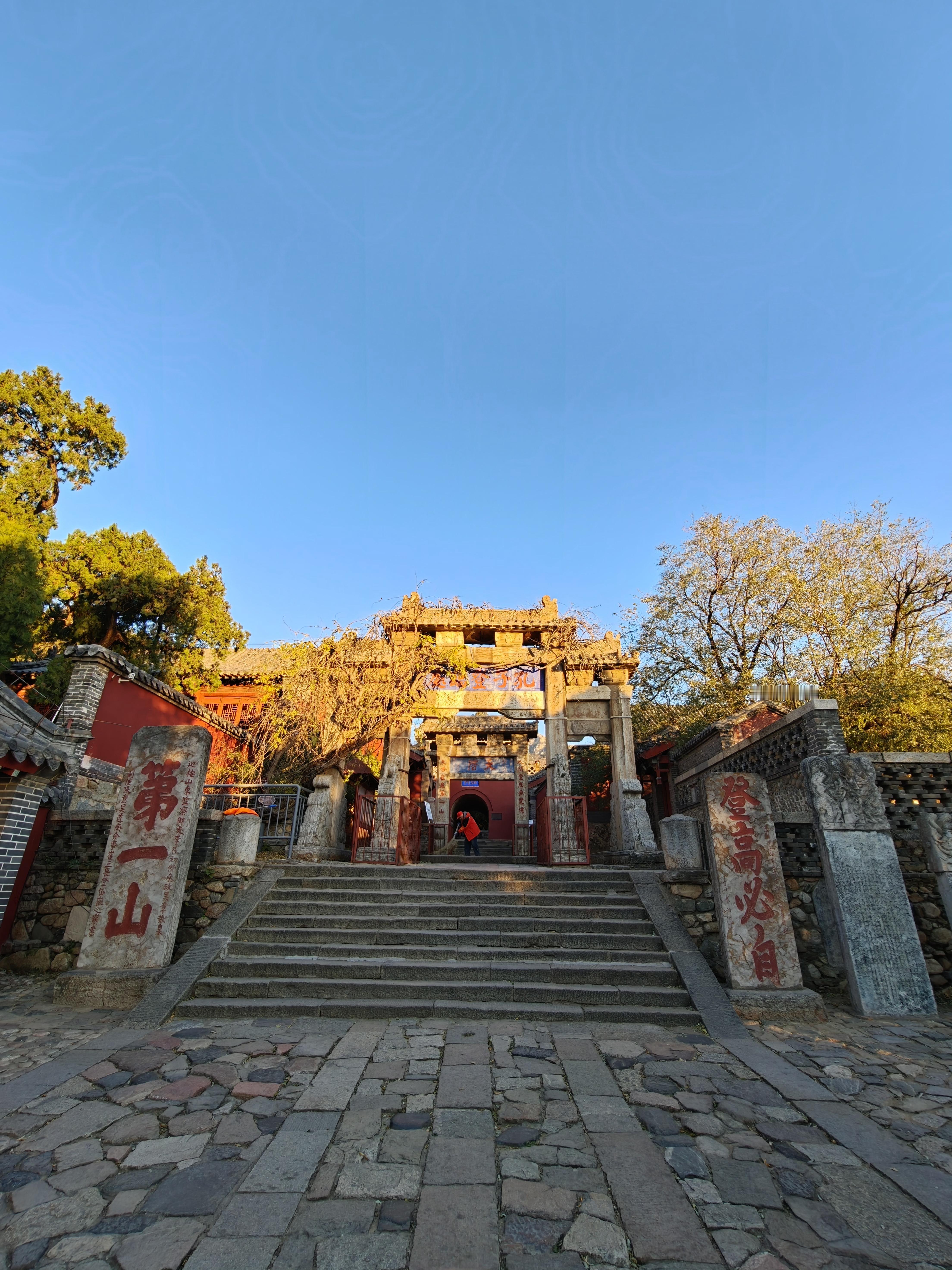 第一次泰山之旅结束了。总的来说，个人觉得泰山的景色一般，如果没有石头上的字，基本