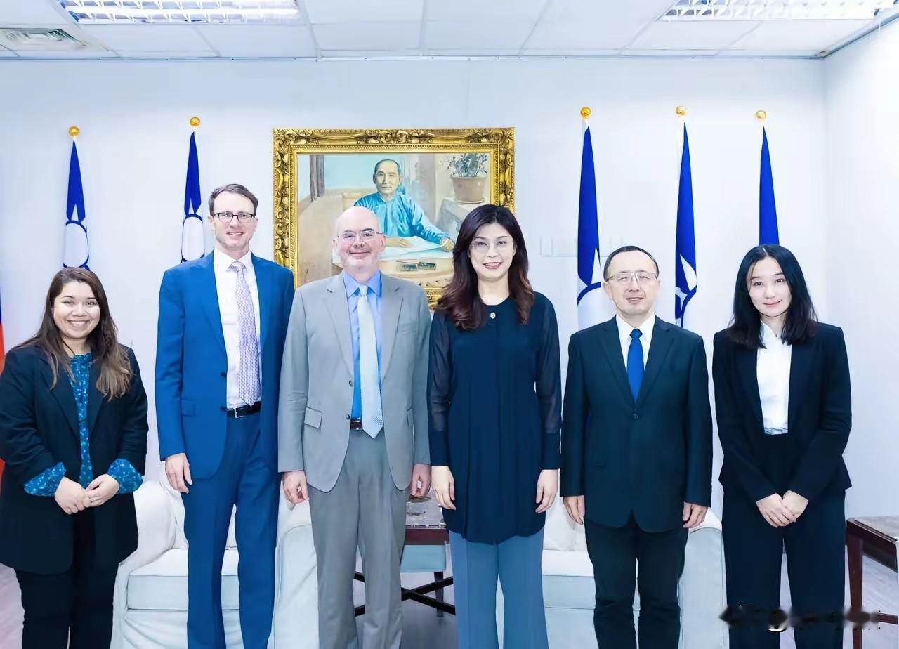 AIT谷立言邀请郑丽文未来适当时机访问华府，做好的球已踢到郑丽的脚下，就看她是接