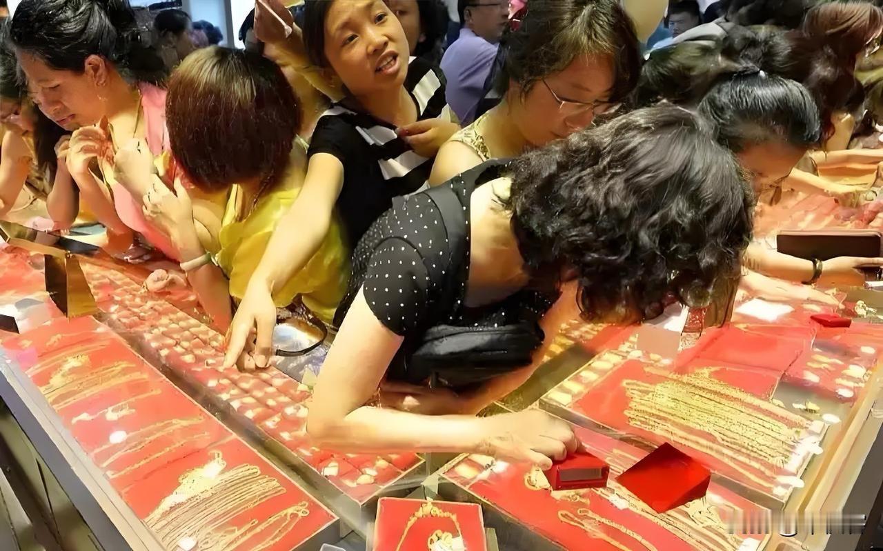 黄金的价格现在已经到了变态的地步了，入手不入手也要看方法！先打预防针，记住了