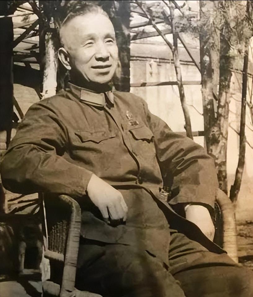 1955年授衔，毛泽东亲点粟裕为元帅第一人。粟裕推了。推完之后，他降一级，授