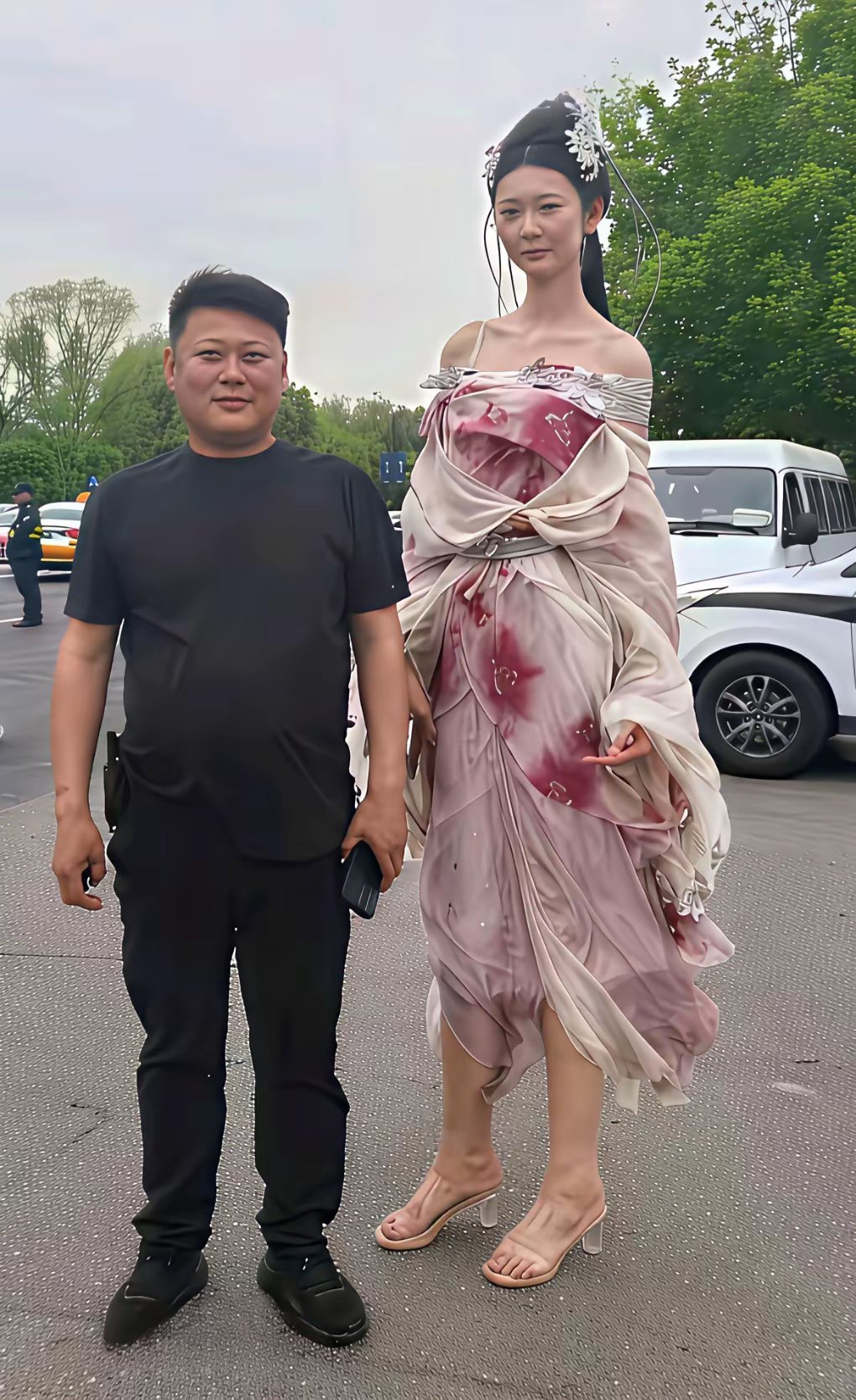 这么大的落差，就不要穿高跟鞋了，留点面子给他人呗