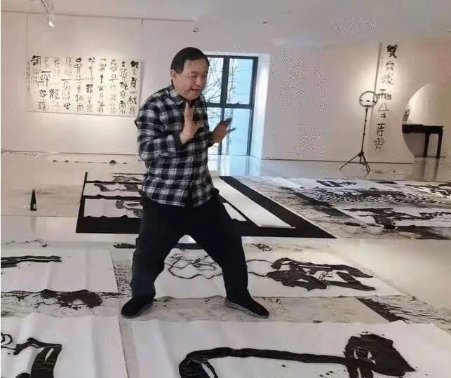有人想给吼书家曾翔正名了，她说：曾翔曾经可是在若干书法比赛中获得过一等奖的，可见