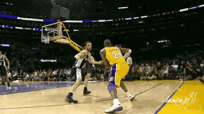 其实，吉诺比利最被低估的一项技能就是防守。以下镜头就是巅峰科比单打吉诺比利的画