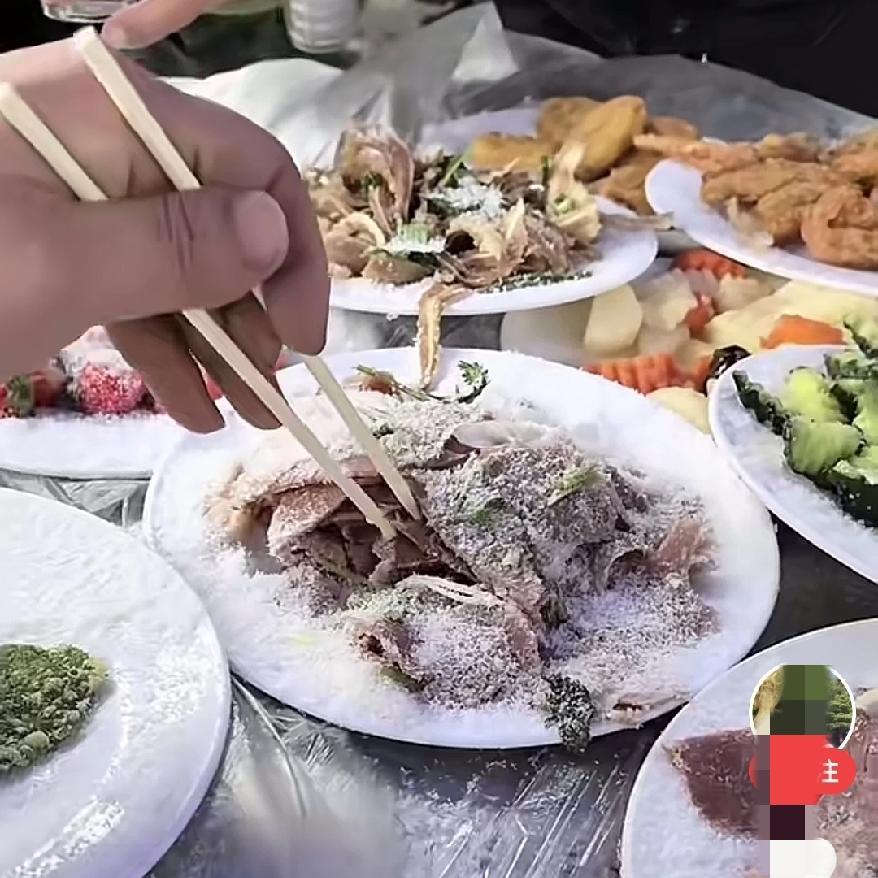 河南这下火了暴雪天露天吃席这才是真正的雪花肥啊。这才是人间