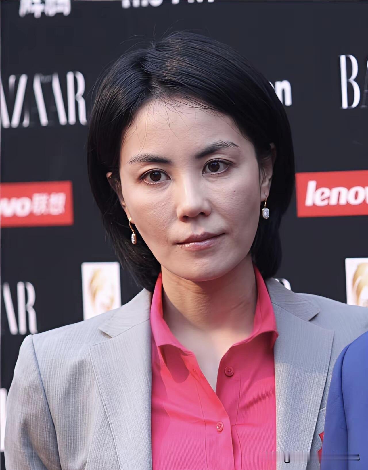 没有开美颜和滤镜的王菲和朱珠，你觉得谁的气质更好一些呢？其实，王菲依然很美，表情