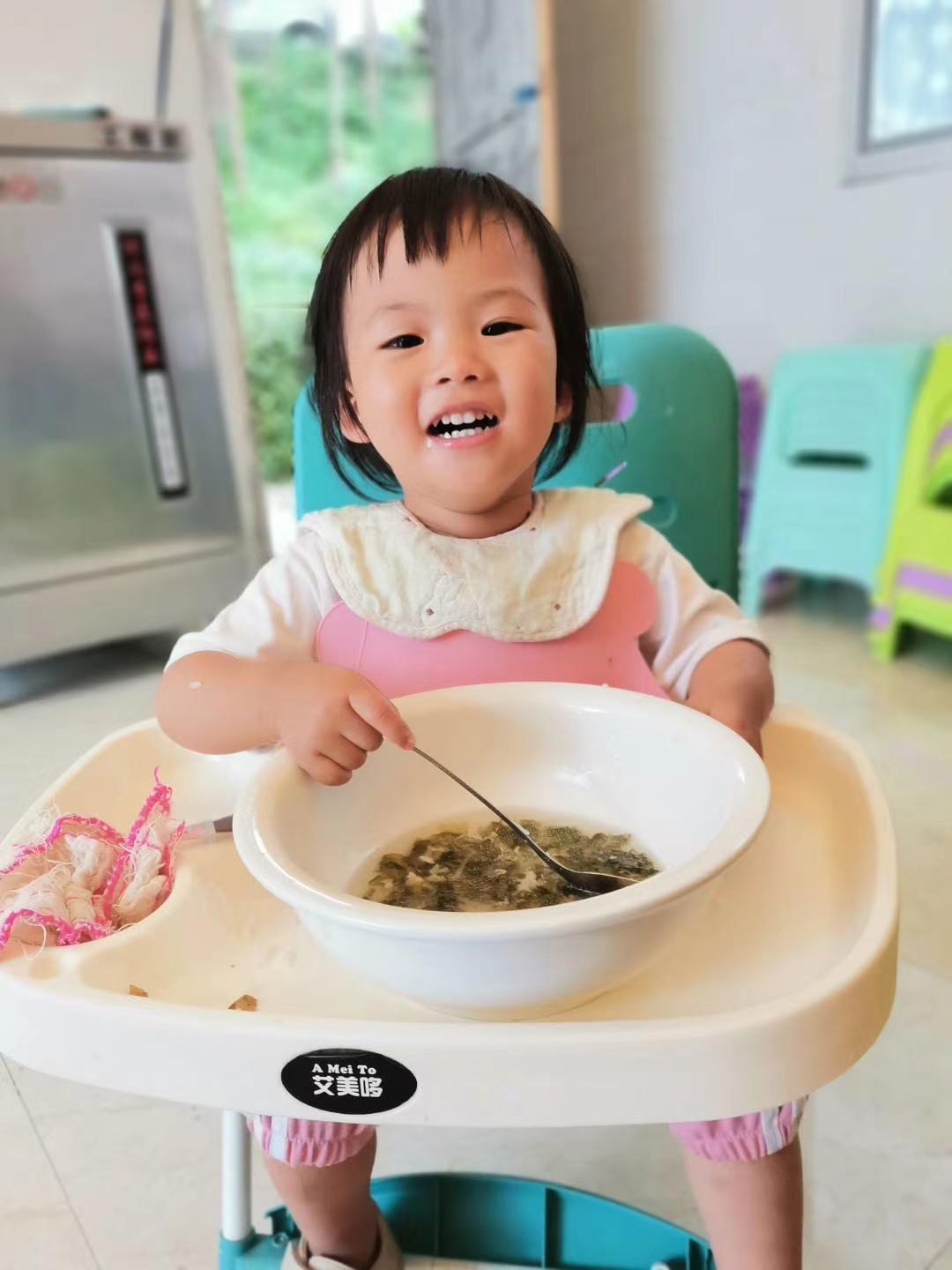 这是多年前我在贵州避暑时，抓拍到的几位小朋友。每次看到这