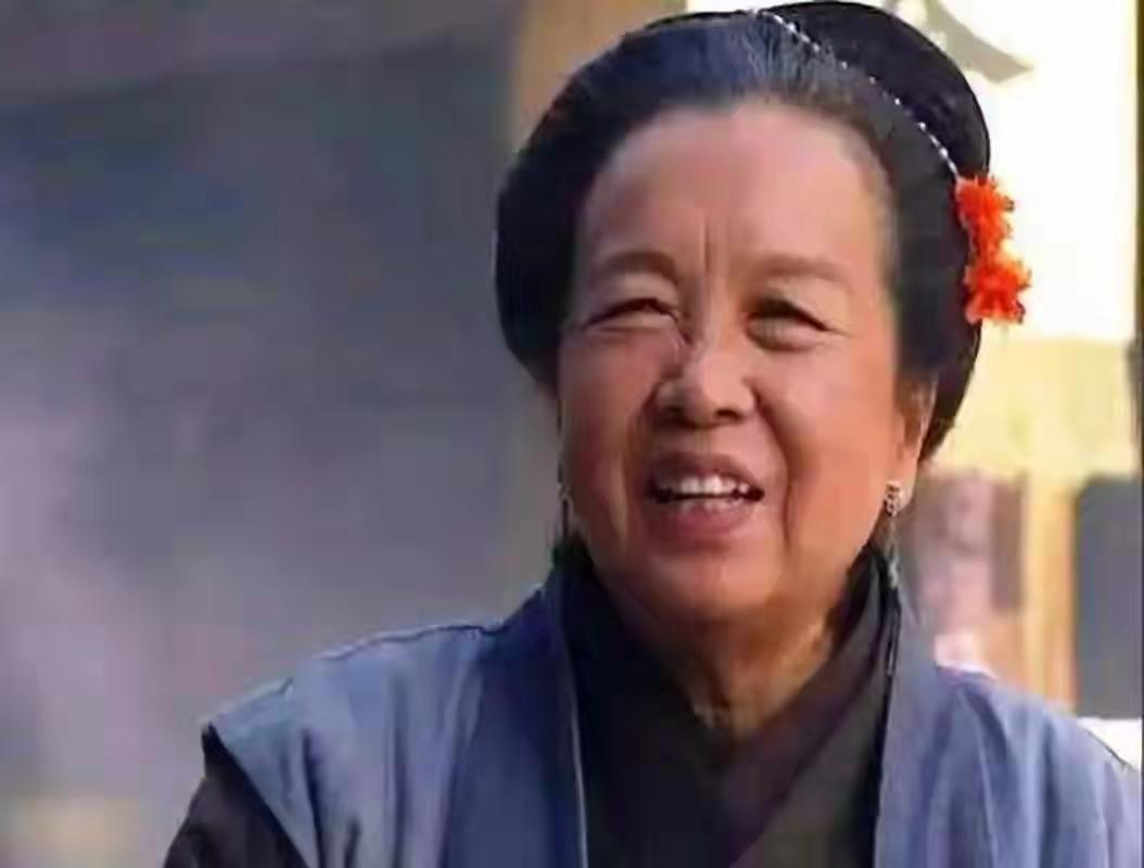 她是火的一塌糊涂的老太太，她是《水浒传》里的王干娘，《还珠格格》里面的容嬷嬷，