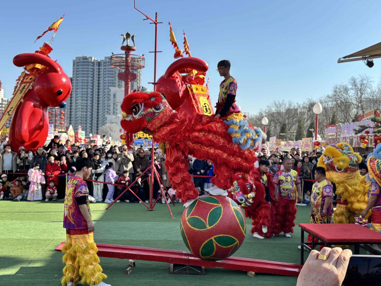 不知道大家周围有没有这样的现象：孩子从十一二岁开始，就不愿意跟随父母回爷爷奶奶或