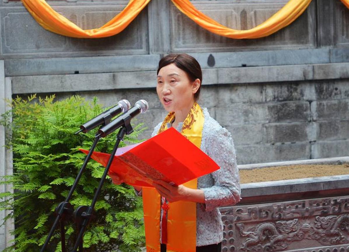 照片中的李大姐跟我是老乡和校友，她是湖南宁乡市人，我们都毕业于湖南师范大学中文系