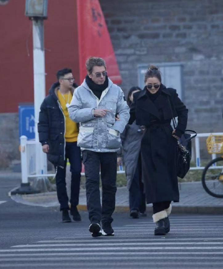 60岁巩俐和法国籍老公米歇尔一起现身北京街头，夫妻俩不仅共骑一辆自行车，还到北京