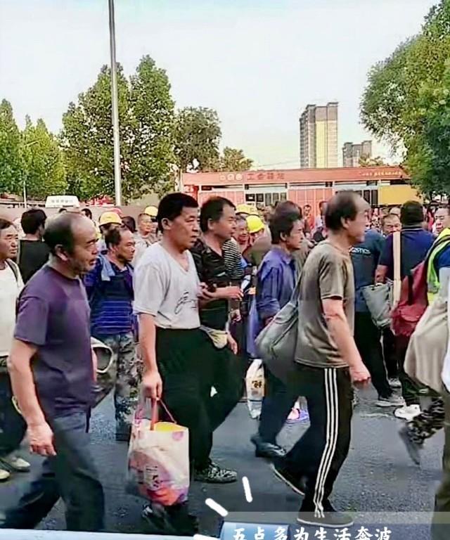 今天是7月25日，这是山东济南凌晨五点多的劳务市场，这里早已聚满了找活儿的人。