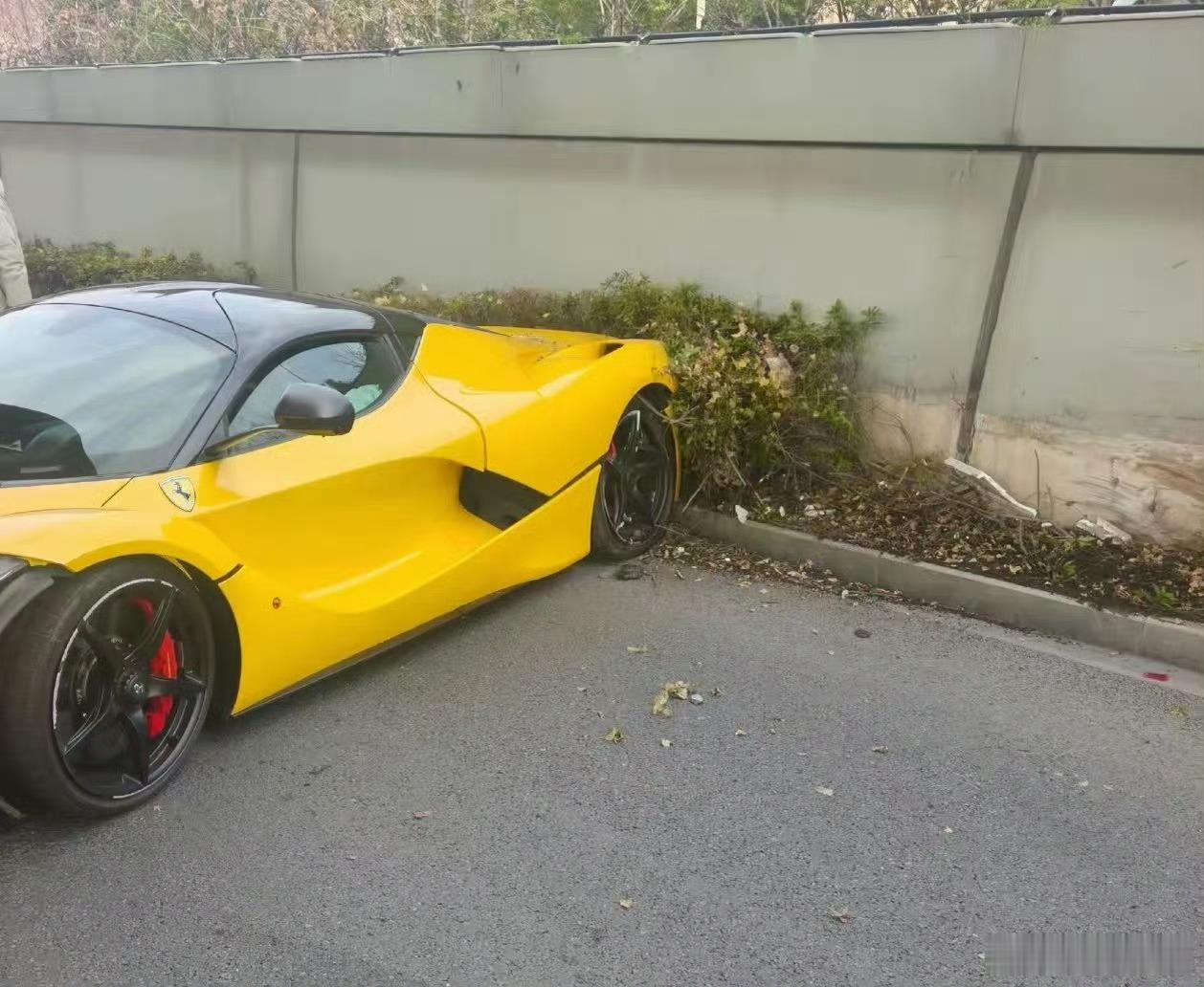 是小小酷的那台拉法撞了吗？还是别人的