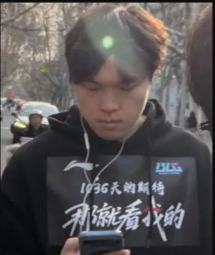 这么雷霆的衣服也就只有Bin大哥能穿出去了...有网友偶遇Xun和Bin，Bin