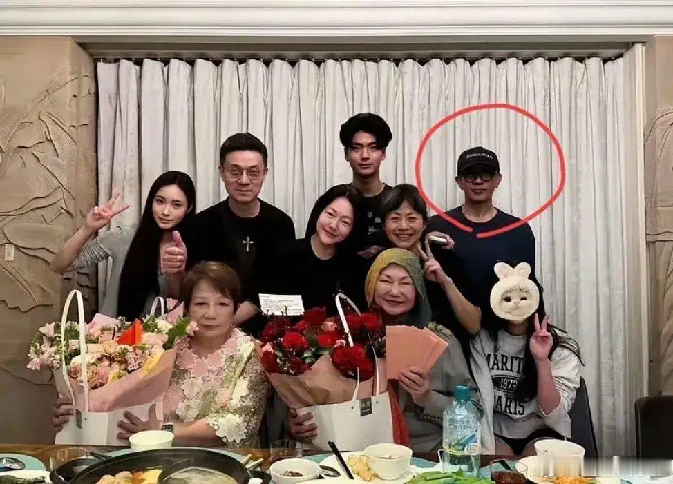 S母亲节全家露面，具俊晔好像瘦了大S去世后的第一个母亲节，小S特别上心，为了让