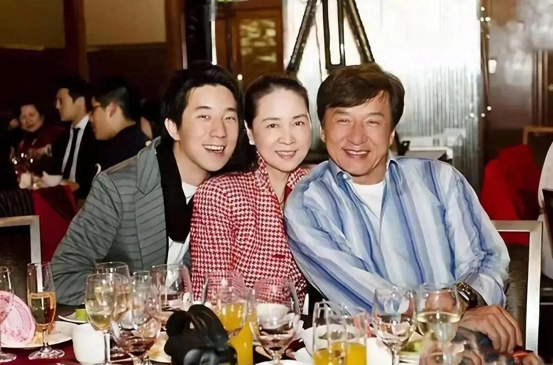 深夜三点，成龙点开监控，画面里一个缓慢挪动、驼背叠衣的身影，让他瞬间泪崩。他以