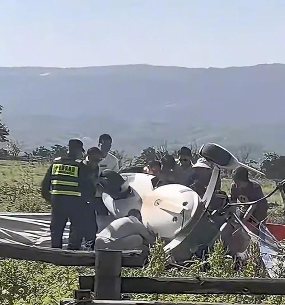 #重庆公布飞行器坠落详情#【重庆公布飞行器坠落详情：飞行员和1名乘客已送医全力救