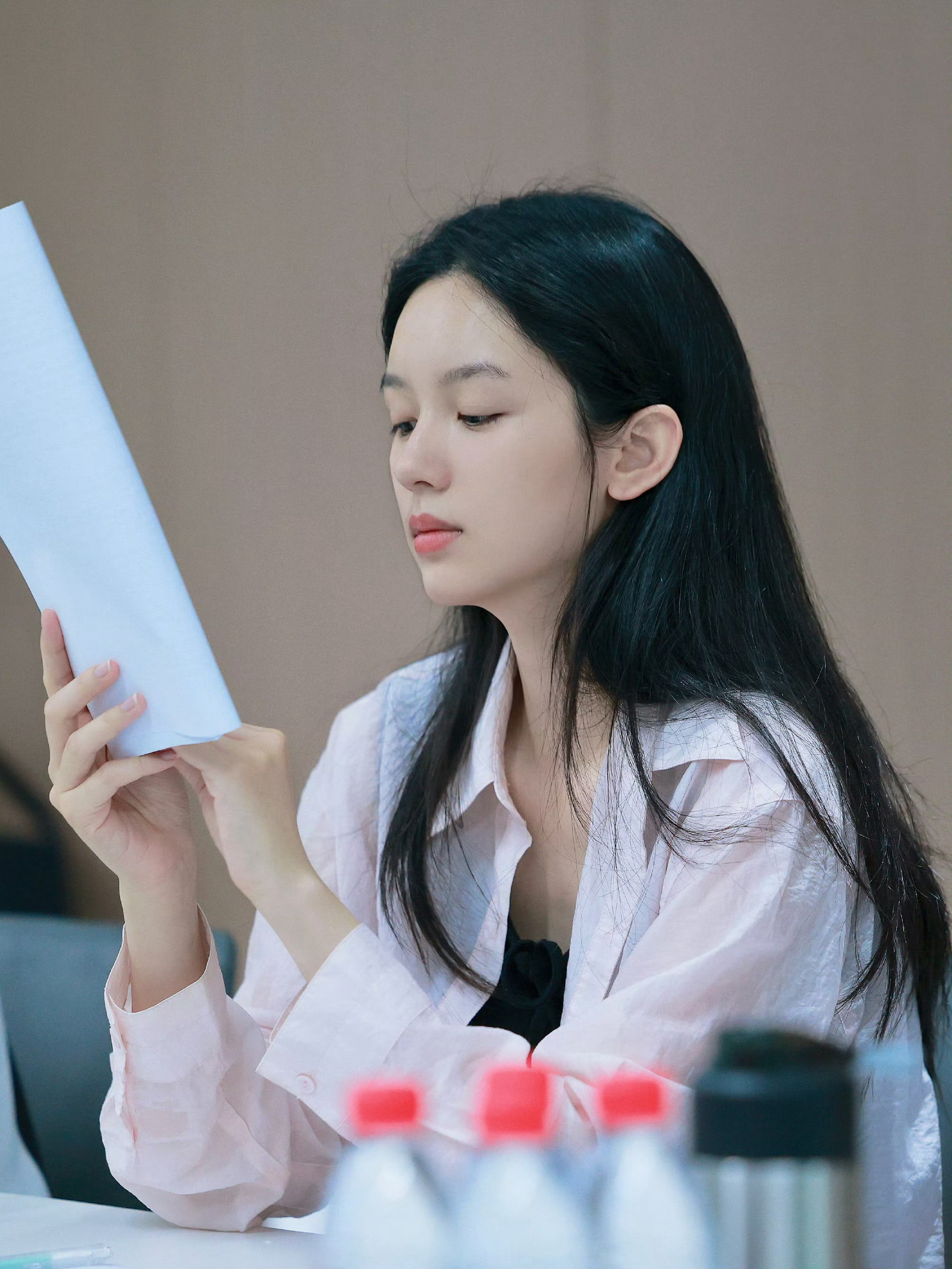 周也剧本围读这么素那么美怎么有人围读剧本都像在拍电影啊🥵这质感这颜值真无敌了?