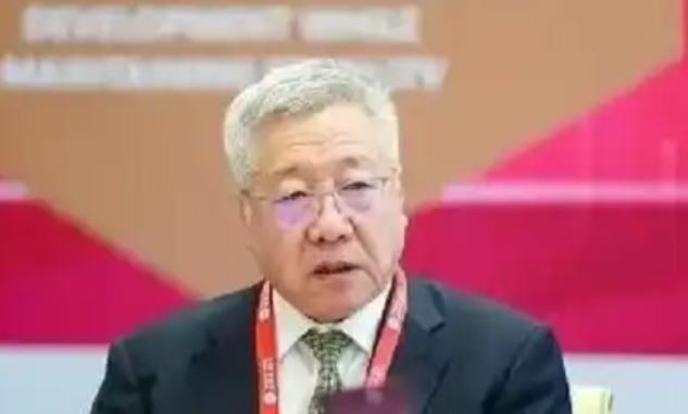 “要想让老百姓过上踏实日子，就得先把特权砸干净。”近期这句话在网络广泛传播，配图