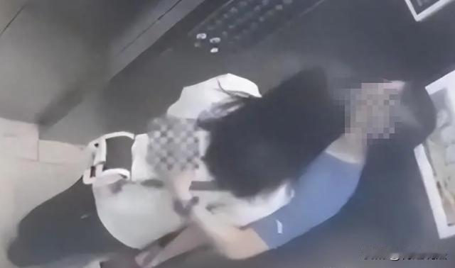 浙江杭州，一男子陪怀孕的妻子去产检，正好遇到一位20岁女大学生，转身就跟着女生去