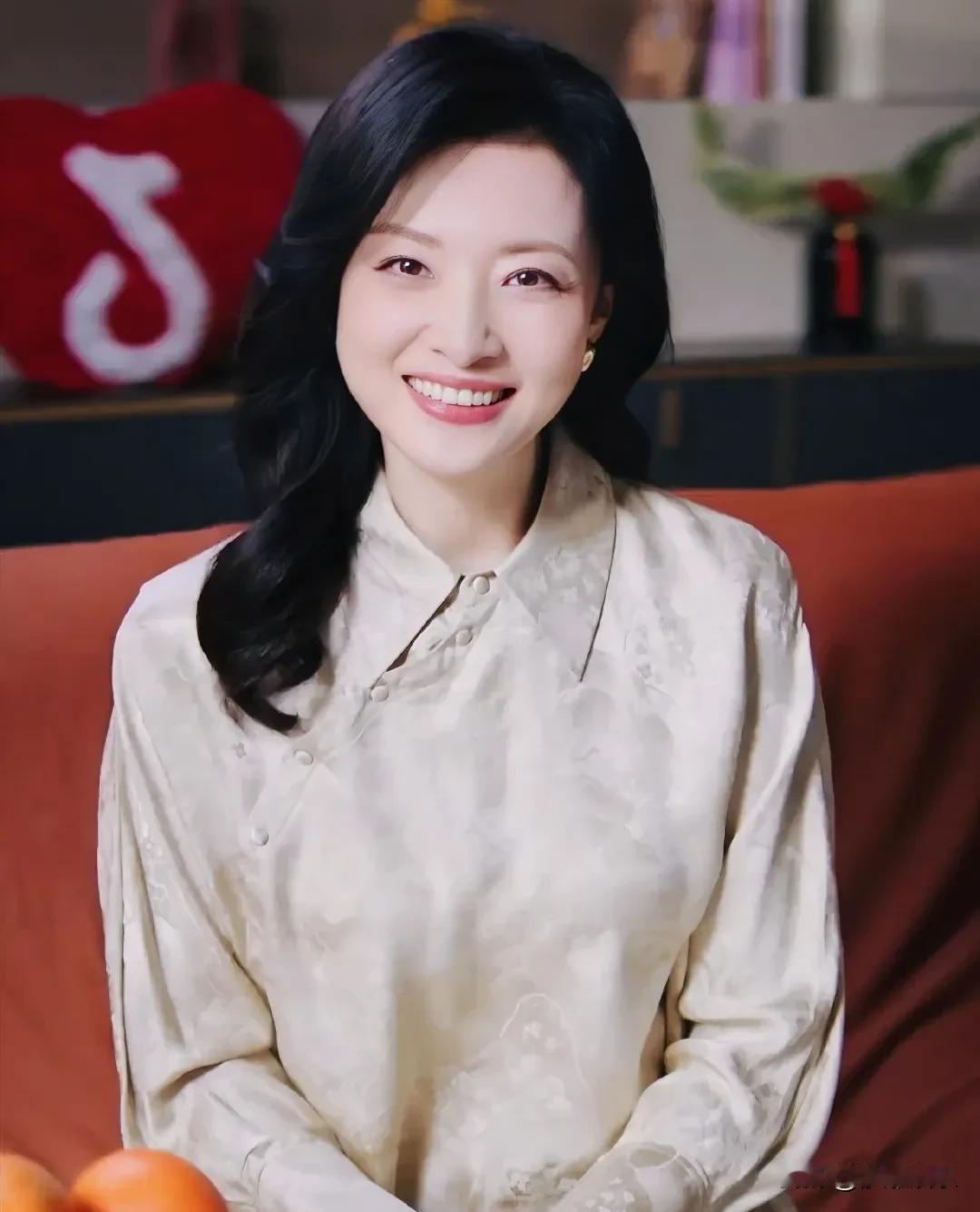 周涛，杀回来了！57岁周涛杀进短剧圈！穿新中式贴暖宝宝，这状态哪像年近花甲