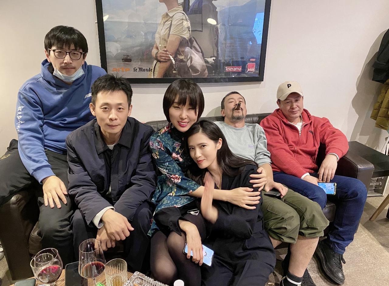 7月24日，电影制片人刘小昭晒出她相册里的旧照，让我们看到了他们可爱温馨的一面。
