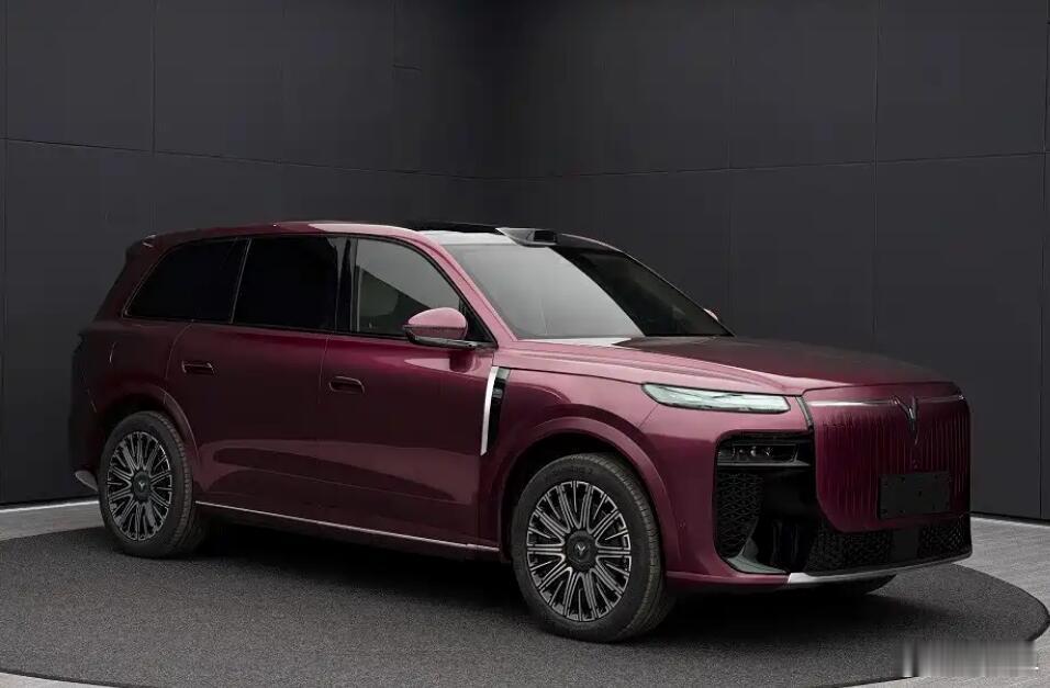 在岚图泰山火了之后，紧接着又曝光了一台新车，据传名字就叫“泰山E”或者“泰山8”