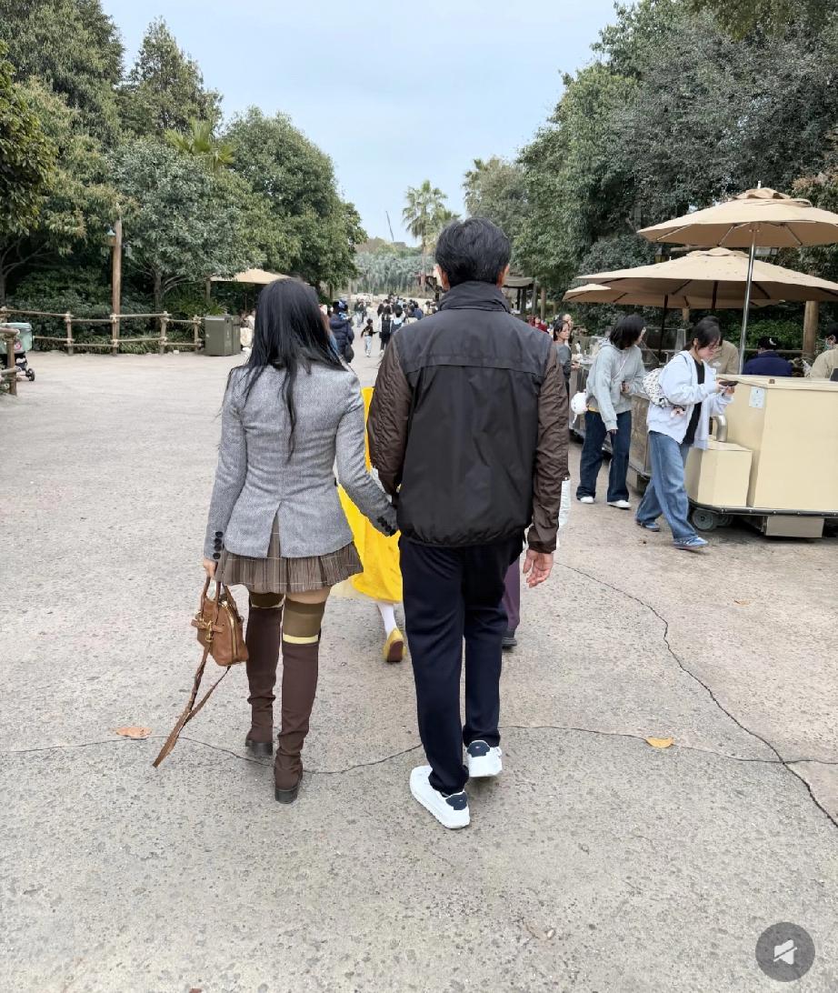 3月29日，伊能静与秦昊牵手逛上海迪士尼，伊能静衣服小了，秦昊白头发好多，伊能静