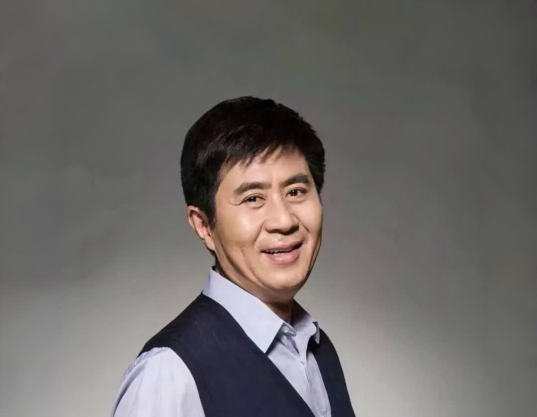 内地男演员郭凯敏的家庭关系如下：一、父母：父母是地质工作者，常年在外地奔波，