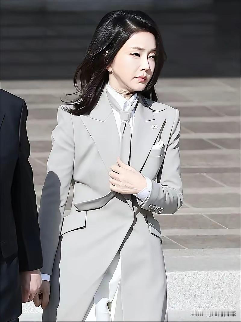 人还是这个人，前后对比，判若两人，在她风光的时候，亭亭玉立，落落大方，显得非常的