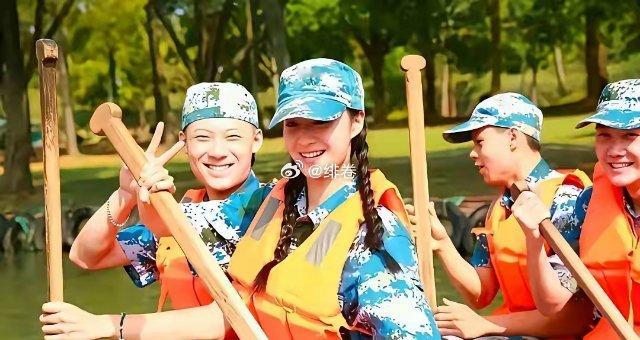 这是王楚然刚入学上海戏剧学院军训时的合照，当年她还没正式走红