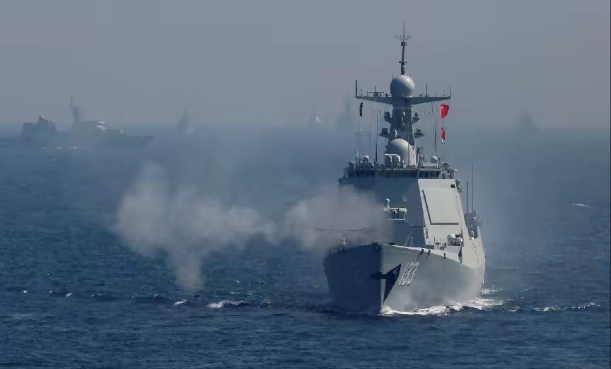 你做初一，我做十五！日舰过航台海三天后，052D冲向横当水道。 4月19号东