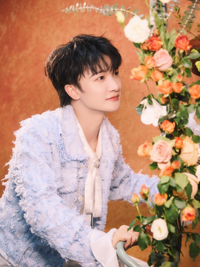 周深北影节闭幕式彩排好投入周深彩排的样子太让人安心了，他的投入就是对观众最好的