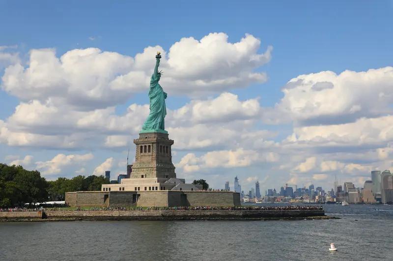 美国将中印列为制裁对象，增收高额关税。美国这波操作堪称一绝，竟把中印列为制裁对
