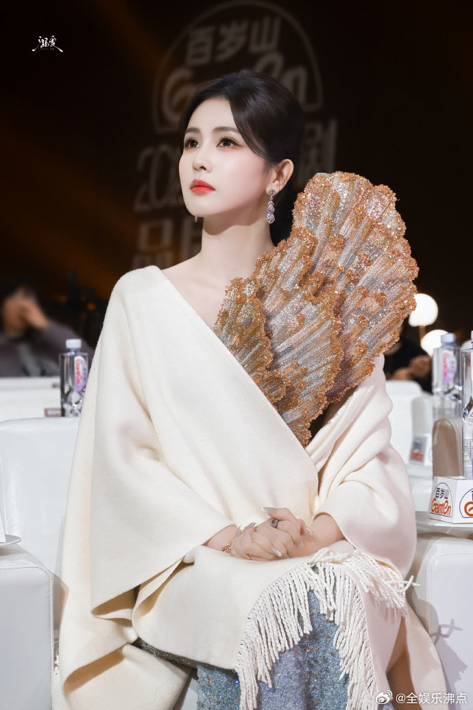 白鹿申请吃个夜宵这腰是P的吧！饿了就点炸鸡，我们请客！白鹿夜宵吃炸鸡白鹿说自己不