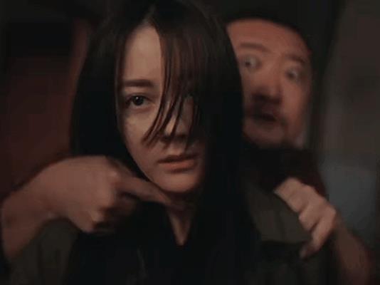 《利剑玫瑰》开播，谁要被打脸了！热巴两年没播剧，一播剧就是央八上星剧，还是打拐