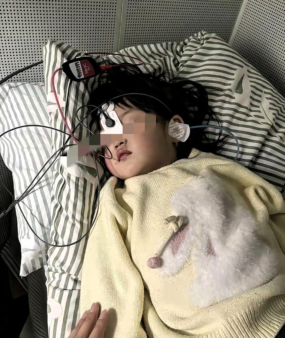 安徽六安这场闹剧真的越看越气人！两个孩子只是抢个玩具，多大点事儿？结果对