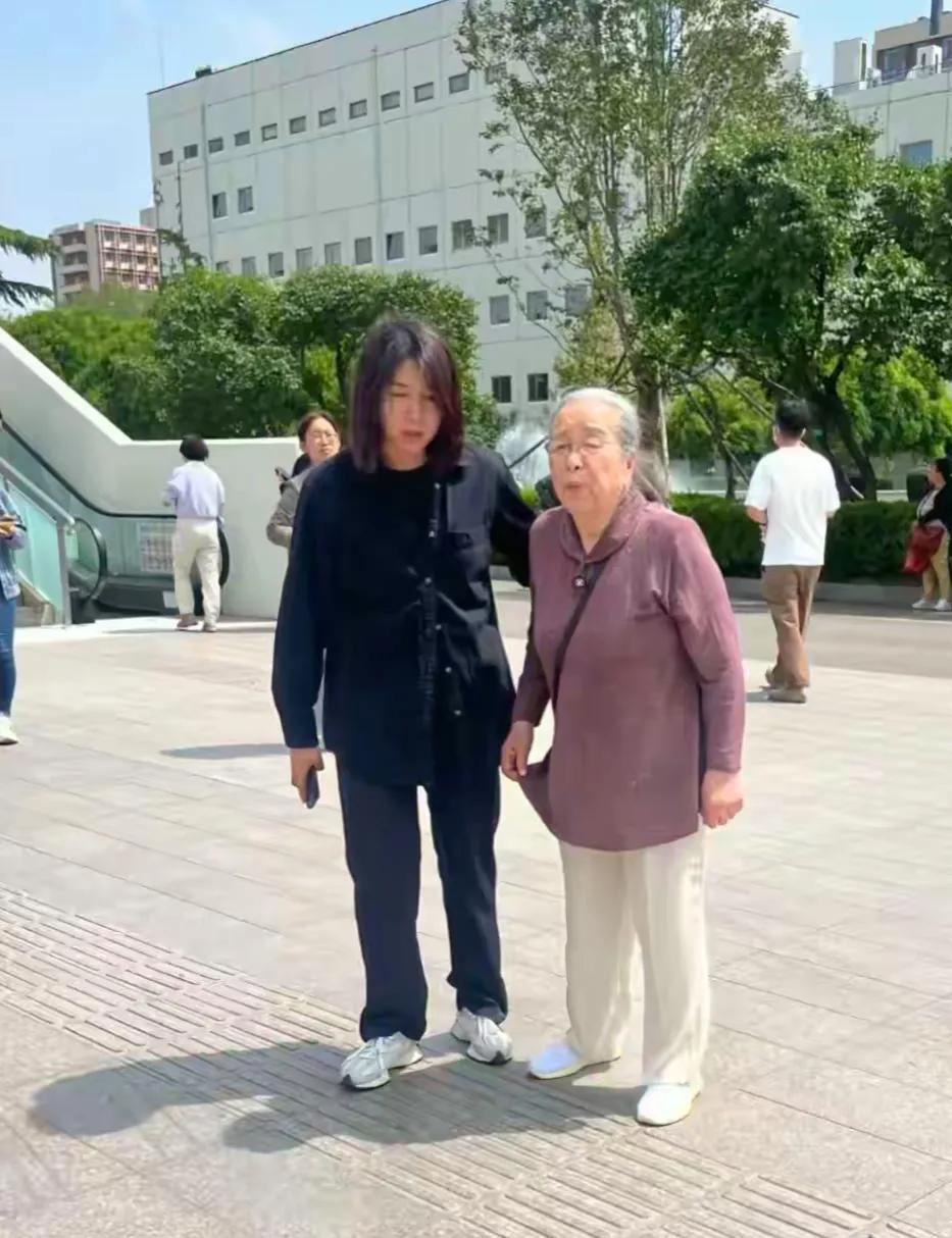 89岁容嬷嬷的扮演者李明启在家属陪同下现身北京医院看病，衣着朴素，头发花白，弓腰