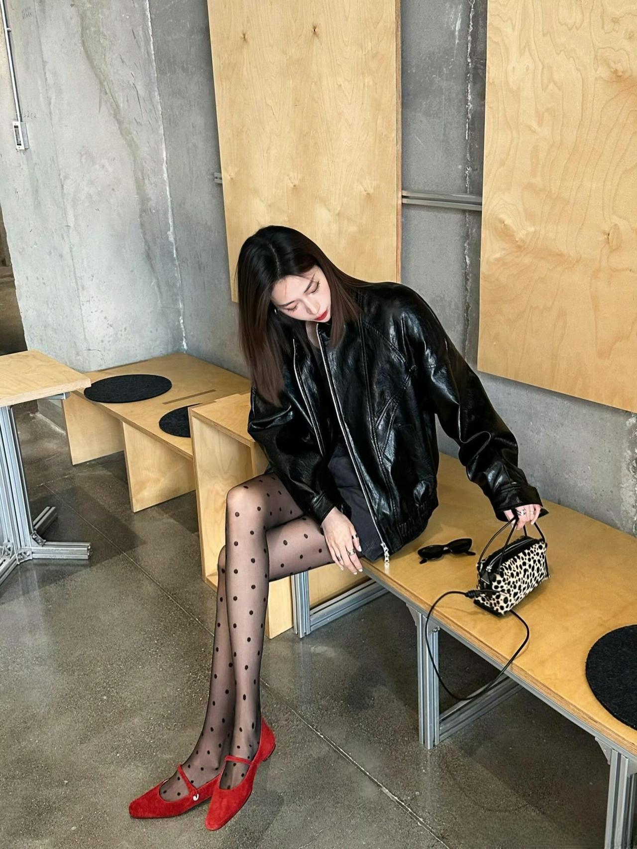 这套是“酷飒甜美的撞色风”穿搭，黑灰基调+亮色细节让造型更有记忆点：-外