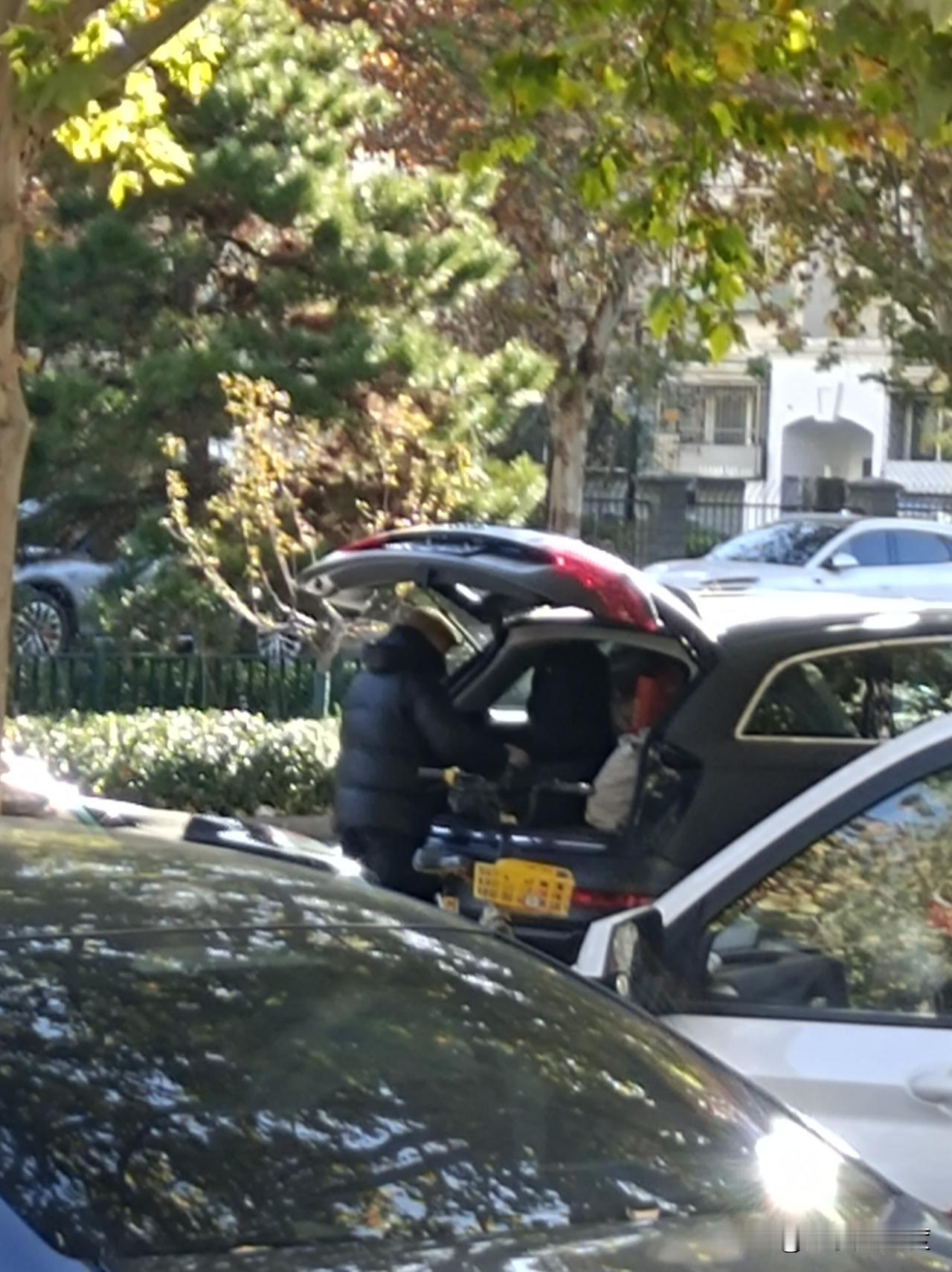 白嫖衣服厚颜无耻正常化一辆鲁A奥迪车主把车停北京大学第一医院（大兴院区）附近