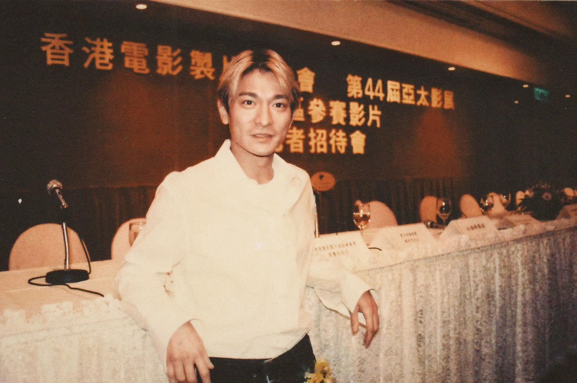 刘德华搭乘花絮去幕后潇洒痞帅金发港风潮男——1999年，刘德华刘德华出席第4