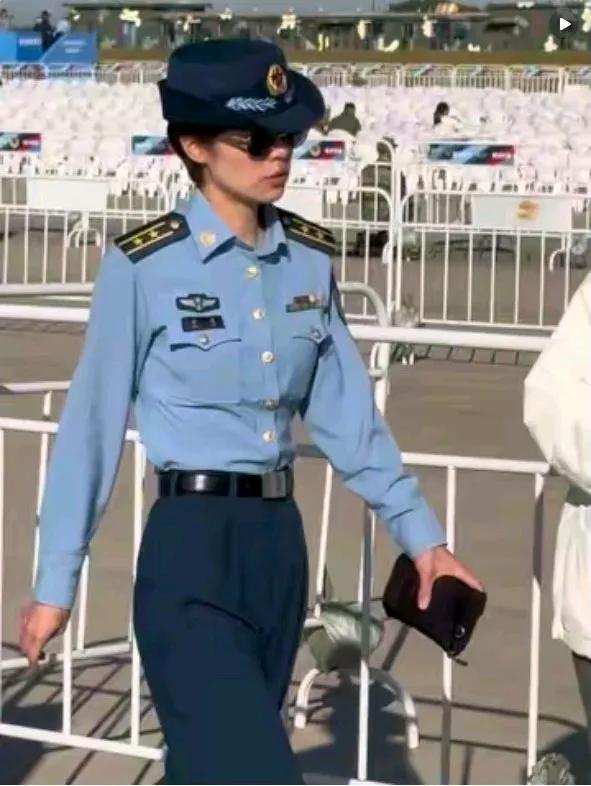 哇塞！这么年轻就二杠二星中校副团职军衔了，让我好崇拜。