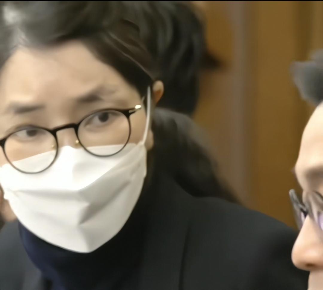 12月3日，金建希受审的画面曝光，看起来老了好多，精神状态也差了很多，与当初做第