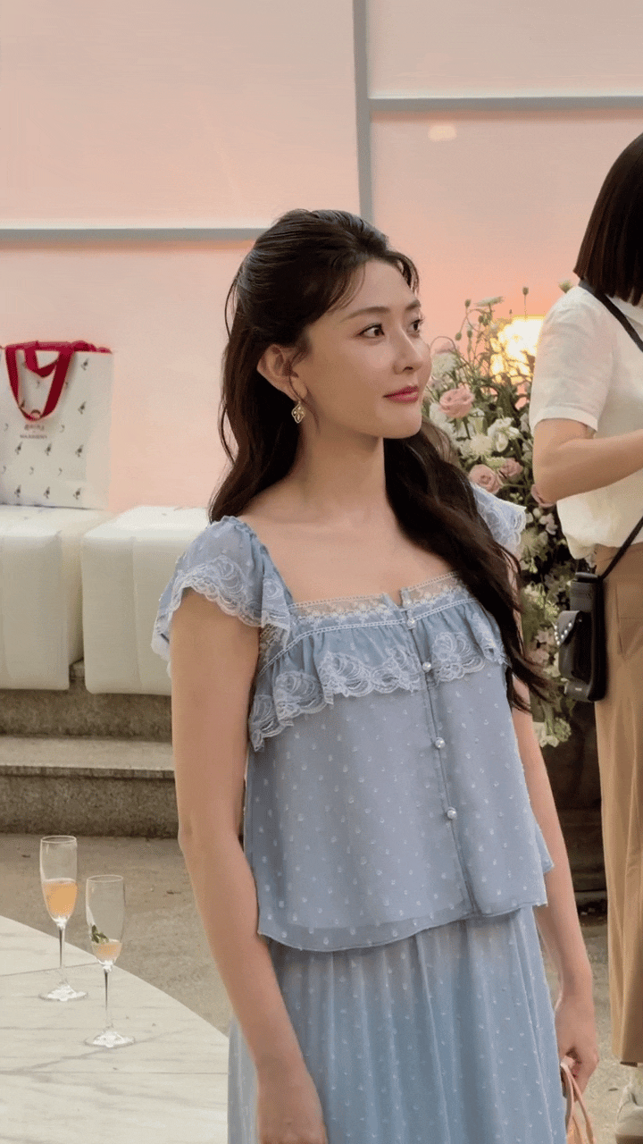 梁洁有一种富家乖乖女的感觉！