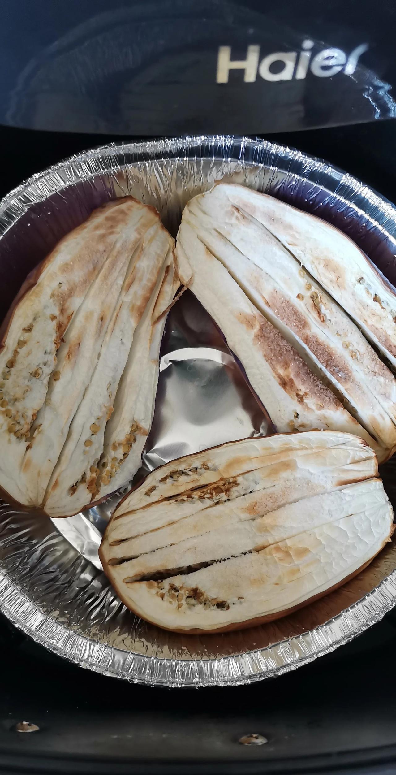 想不明白，我也算得上炒菜有一手的，偏偏败在茄子上。儿子在亲戚家吃过蒜蓉茄子，大
