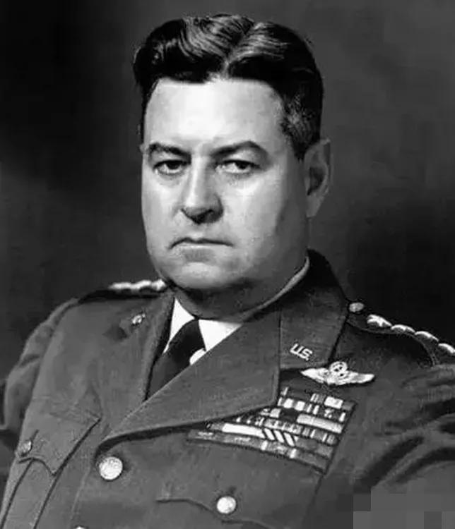 1944年，美军轰炸了东京半年，收效却不大，李梅上任后，突然想到一个办法：“别用