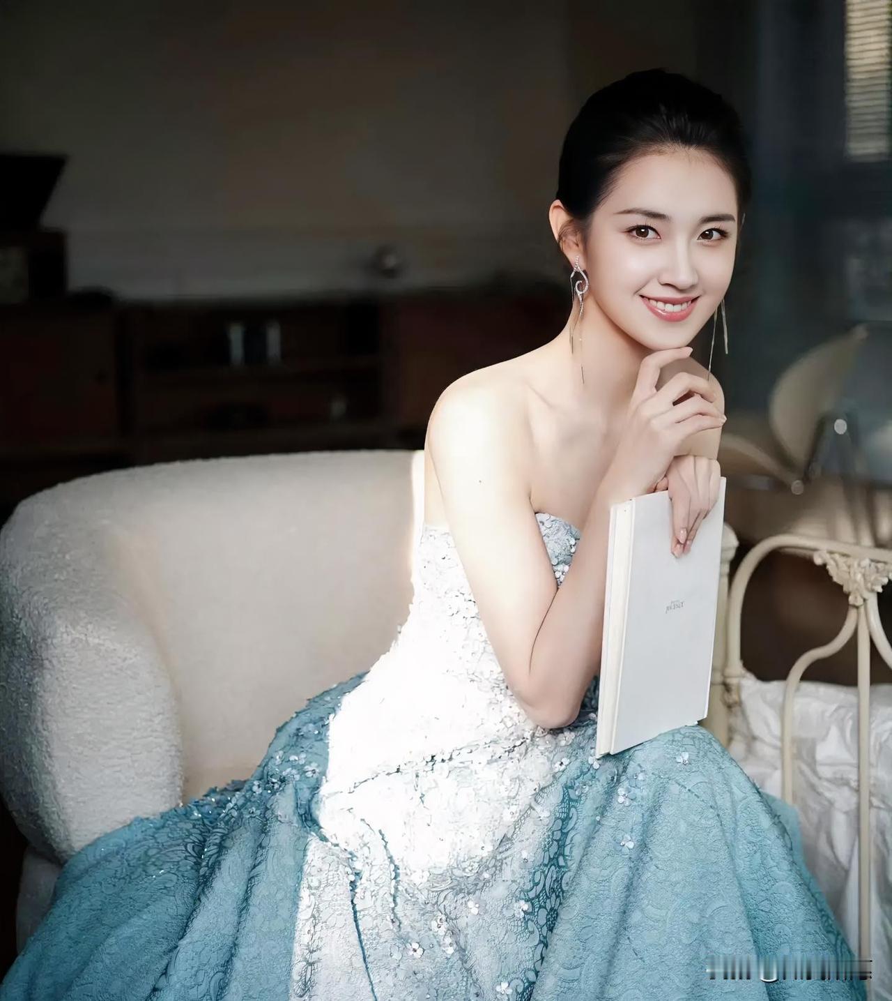 都说娱乐圈不缺美女，但像郭宇欣这样“敢自曝短板”的演员还真不多见。最近她