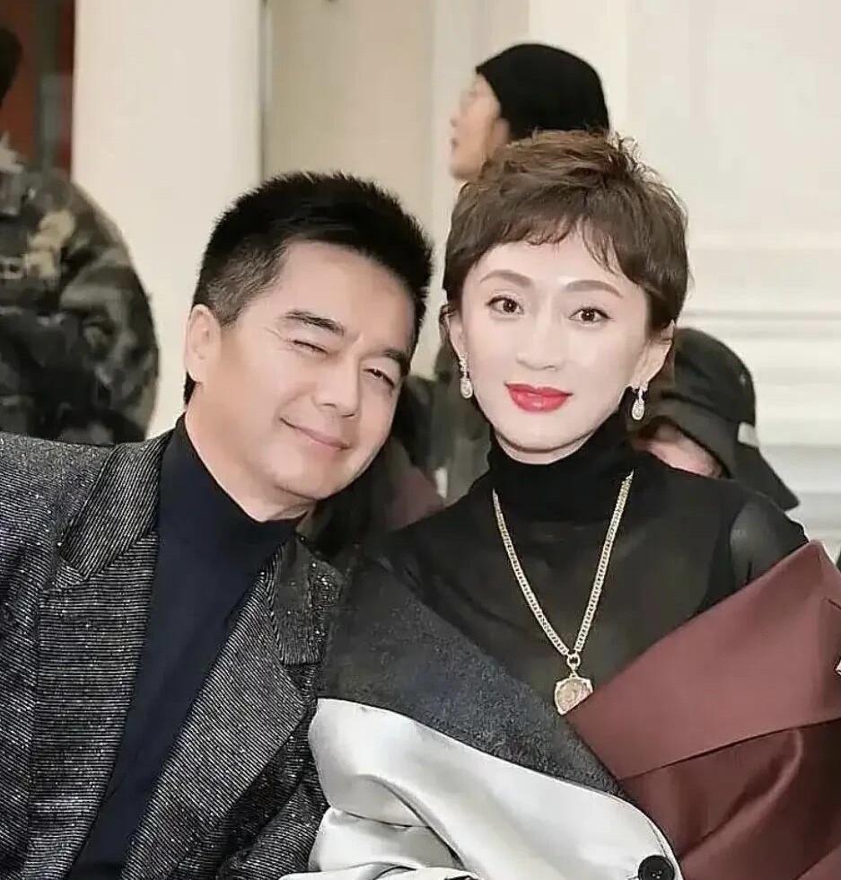 被61岁的许亚军惊艳到了，感觉他太会保养了，颜值保养的好，都比吕良伟帅气了。而且