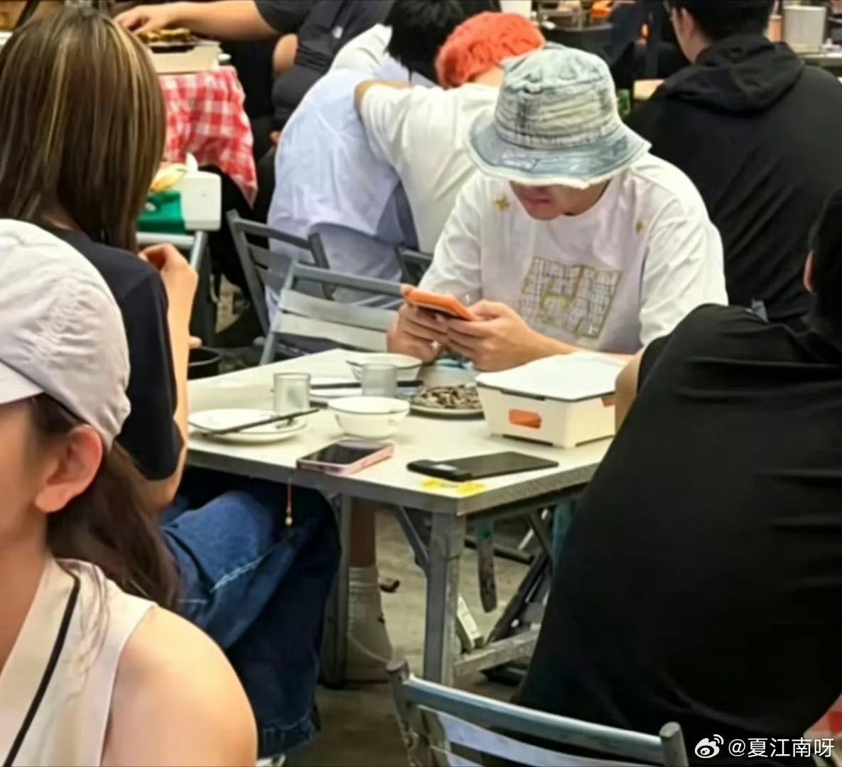 包贝尔也是时间管理大师有网友发现，包贝尔夜会美女跟和老婆吃烧烤穿的是一件衣服。