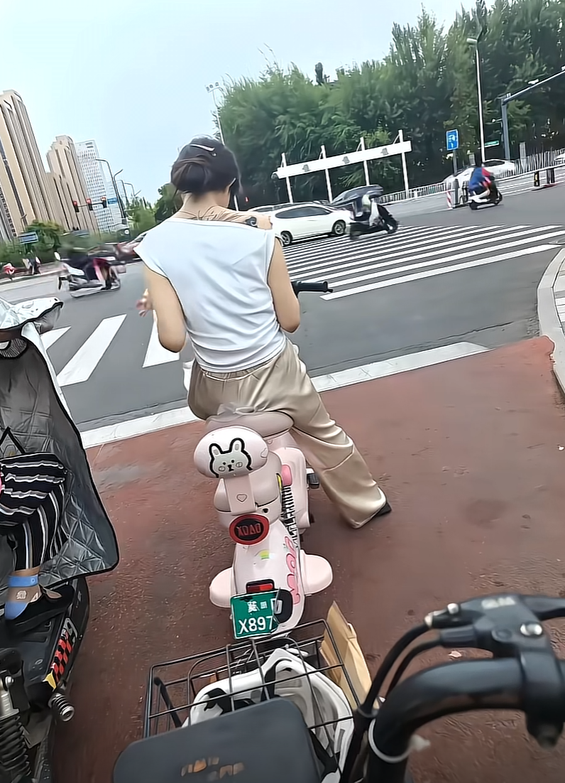 去买水果的时候不会挑，就去那别人袋子里的