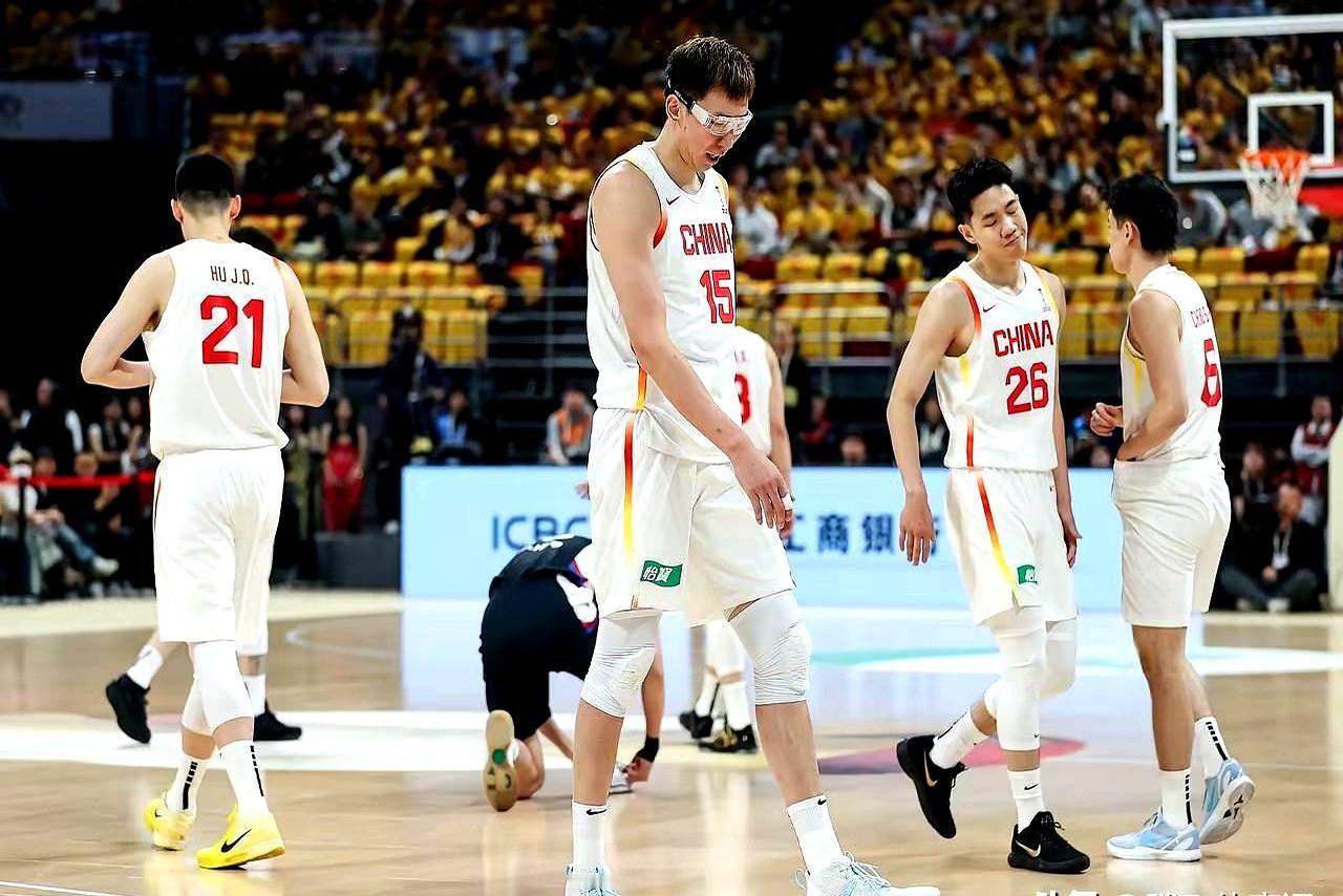 赵睿替换高诗岩！看那场面真让人着急，高诗岩拿着球就是理不顺进攻节奏，硬生